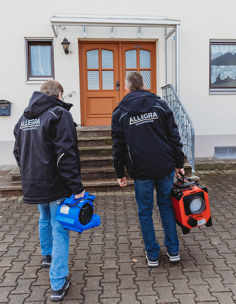 Allegra-Mitarbeiter auf dem Weg zum Brandschaden